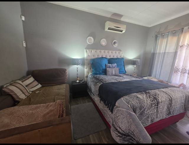 2 BEDROOM TOWNHOUSE FOR SALE IN VANDERBIJLPARK CE 2